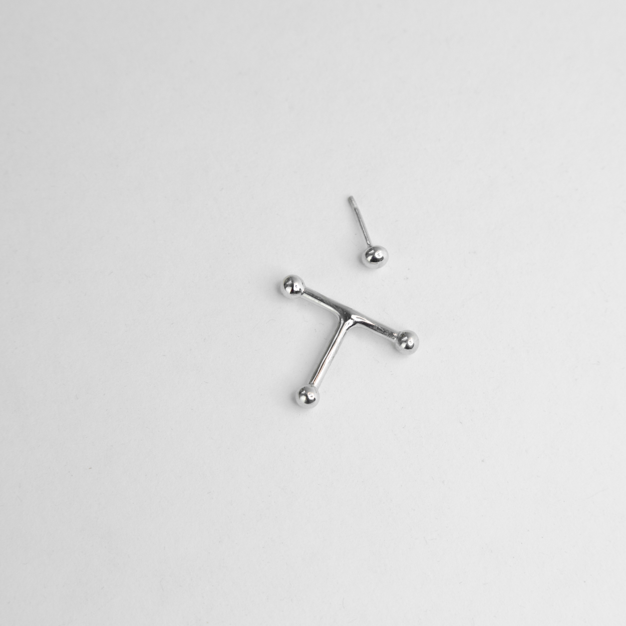 Mono-earring Transversal