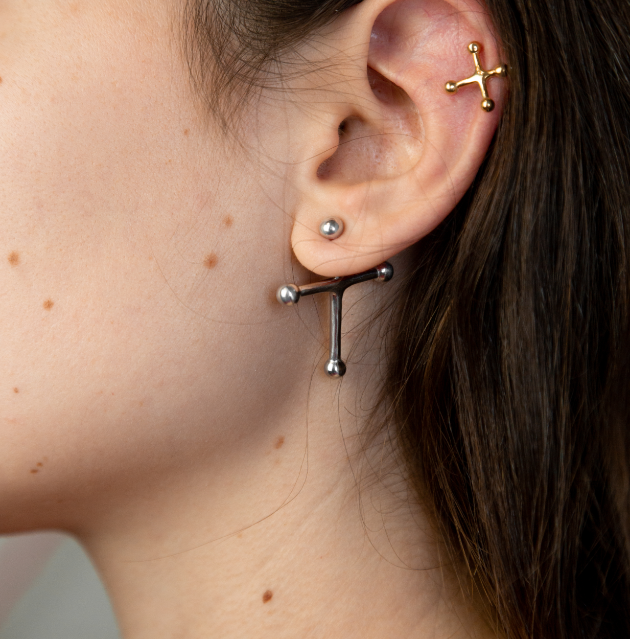 Mono-earring Transversal