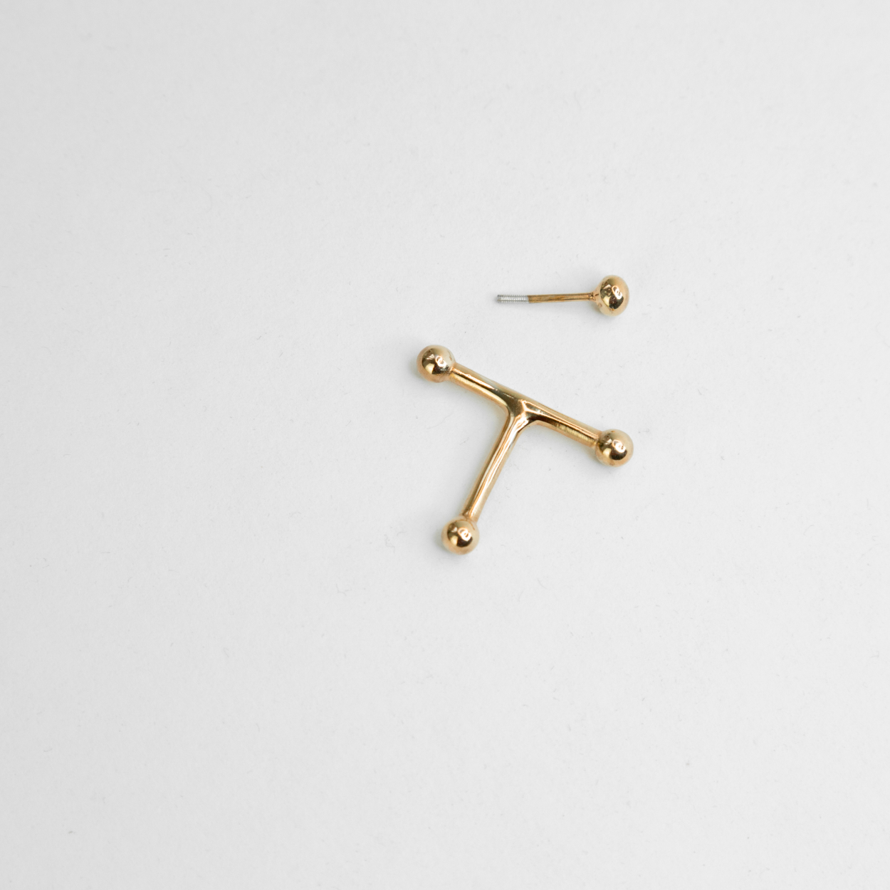 Mono-earring Transversal